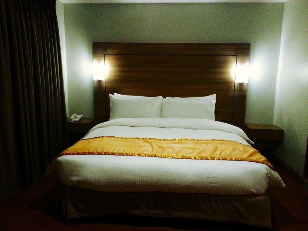 Vista Real Hotel Tagaytay City Exterior foto