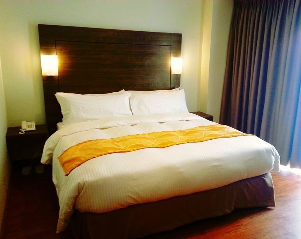 Vista Real Hotel Tagaytay City Exterior foto