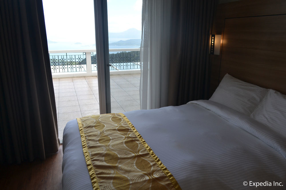 Vista Real Hotel Tagaytay City Exterior foto
