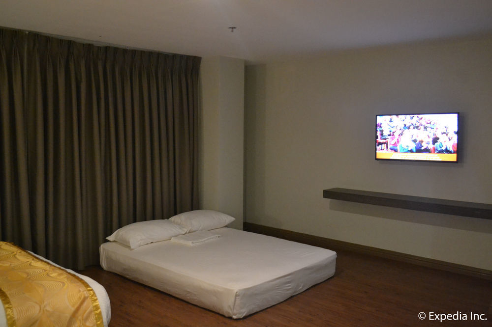Vista Real Hotel Tagaytay City Exterior foto