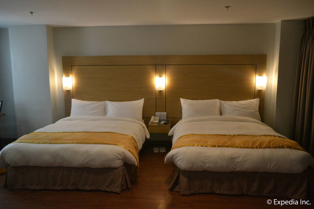 Vista Real Hotel Tagaytay City Exterior foto