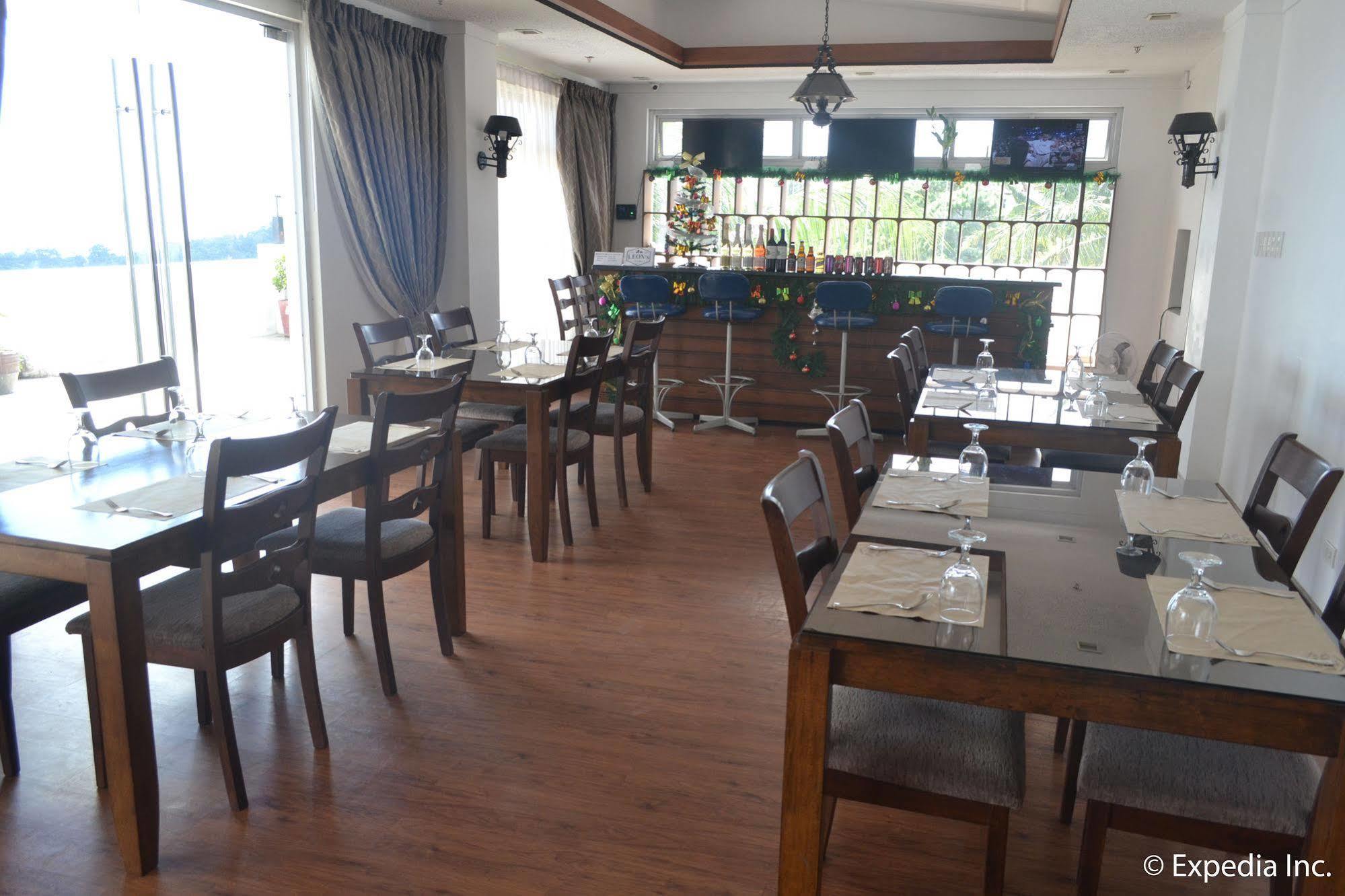 Vista Real Hotel Tagaytay City Exterior foto