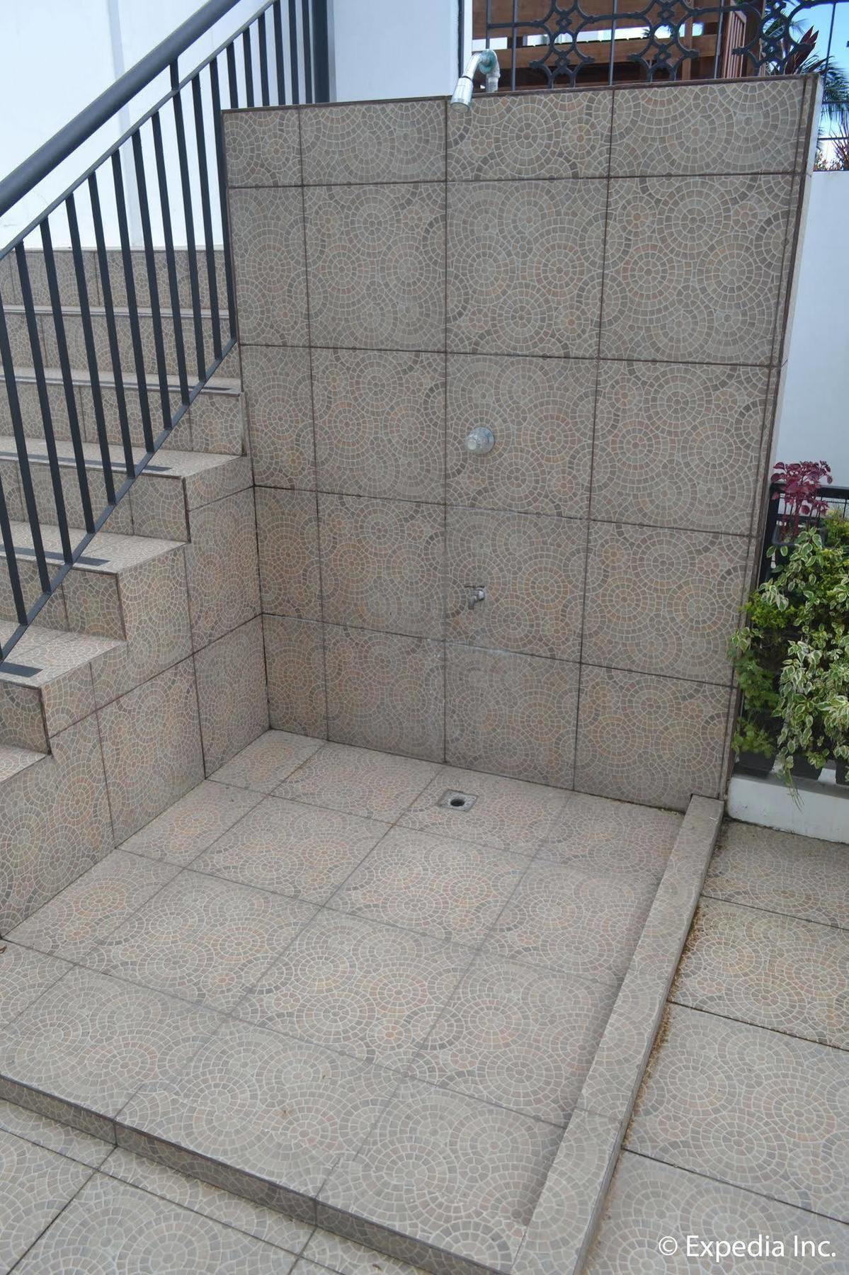 Vista Real Hotel Tagaytay City Exterior foto