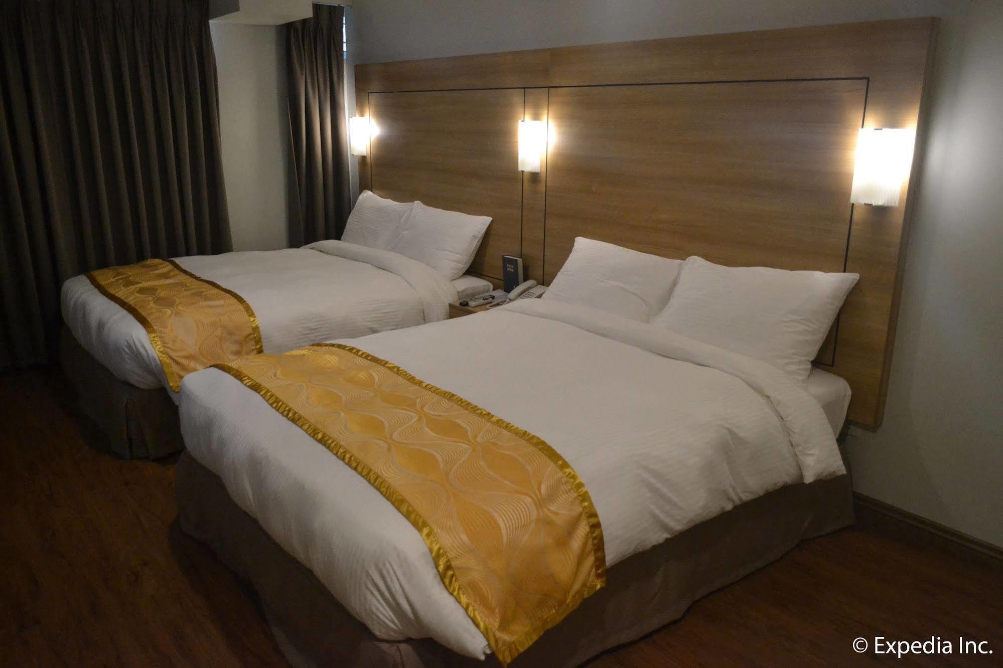 Vista Real Hotel Tagaytay City Exterior foto